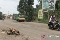 Beberapa titik ruas jalan lintas Sumatera kondisi rusak
