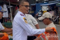 Dishub Belitung bagikan topi dan rompi ke juru parkir