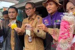 Waduh, temukan mie dan teri berformalin di Pasar Induk Rau