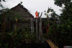 Puluhan rumah rusak akibat hujan deras dan angin kencang
