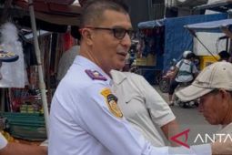 Dishub Belitung bagikan perlengkapan kerja juru parkir resmi