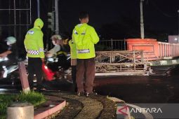 Mobil di Jalan Suratmo Ringsek Tertimpa Pohon Tumbang saat hujan badai di Semarang
