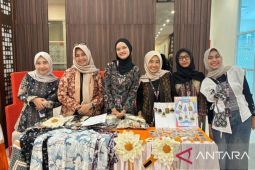 Mahasiswi PBSI jual gantungan kunci di Bazar Ramadhan