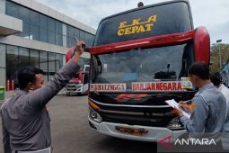 Petugas Terminal Madiun periksa kelayakan bus angkutan Lebaran 2026