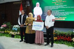 Khofifah salurkan perlindungan sosial Rp7,2 miliar di Lamongan