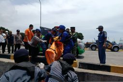 TNI evakuasi jenazah penumpang yang jatuh dari kapal Ferry di APBS