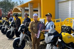 Pemkab Tapin salurkan 15 motor roda tiga untuk angkut sampah