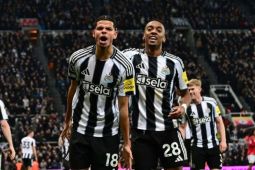 Kejutan di Premier League: Newcastle 10 Pemain Bungkam Manchester United 2-1