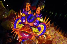 49 Naga Nersinar meliuk di antara lautan manusia Jalan Gajah Mada