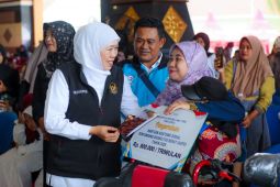 Khofifah salurkan bansos Rp8,35 miliar perkuat ekonomi Tuban