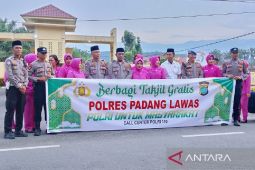 Polres Palas dan Cabang Bhayangkari bagi - bagi takjil ke masyarakat dan pengguna jalan