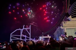 Menyaksikan kembang api dari lantai 18 kapal Disney Adventure