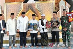 Personel Polres Bogor serentak waqafkan  Al Quran peringati Nuzulul Quran