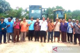 Bupati Sukamara tinjau perbaikan jalan swakelola di Desa Sedawak