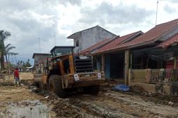 PMI bantu kerahkan alat berat bersihkan lingkungan di Aceh Tamiang
