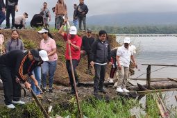 Bangli bersihkan sampah di Danau Batur yang jadi sumber air penting di Bali