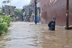 Tinggi air banjir di Jakarta Timur capai 1,5 meter pada Minggu pagi