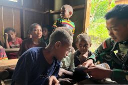 Prajurit Satgas Yonif 511/DY ajari anak-anak Kanggime belajar baca