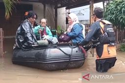 Baznas RI evakuasi warga terjebak banjir di Kembangan Jakarta Barat