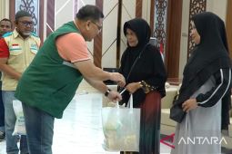 GM PLN serahkan simbolis paket sembako murah