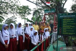 Jembatan Gantung Garuda permudah akses warga Serang Baru dan Setu Bekasi