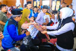 Khofifah salurkan bansos Rp13,76 miliar bagi warga Pamekasan