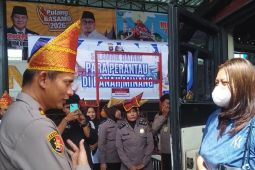 Kapolres Dharmasraya sambut rombongan mudik gratis di gerbang Sumbar