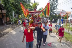 Begini penampakan warga pikul joli patung dewa saat Perayaan Sejit Kongco Lok Wa Ya di Indramayu