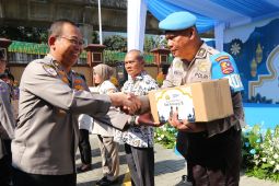 Wujud perhatian pimpinan, Kapolri bagikan tali asih kepada anggota dan PHL Mabes Polri