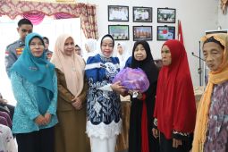 GOW HSS bagikan puluhan paket sambako bagi warga Daha