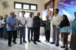 Bupati Sleman bersama DPD REI DIY serahkan bantuan sembako di Prambanan