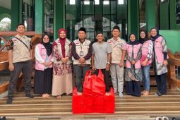 YBM PLN berbagi berkah Ramadhan 1447 H, takjil dibagikan untuk jamaah masjid dan pengendara di Tanjungpandan
