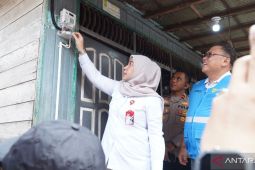 Wali Kota Banjarbaru nyalakan listrik program LUTD PLN di rumah warga