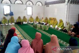 Fahmi Ummi dan Kemenag Palas bersilaturrahmi dengan para lansia di Majelis Ta'lim Umariah Sibuhuan