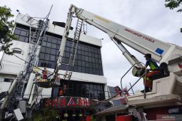 Kolaborasi warga dan layanan darurat jaga Surabaya