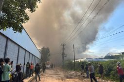 Breaking News!! Kebakaran Gudang Mebel dan Rongsok di Cibolerang Bandung