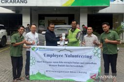 Karyawan BPJS Ketenagakerjaan Cikarang bagikan ratusan paket iftar
