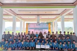 YBM PLN Babel salurkan bantuan sosial-layanan listrik untuk pesantren dan masyarakat Desa Petaling
