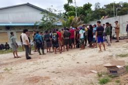 Anggota Polsek Mandor amankan aksi Massa di lokasi PT FBR Landak