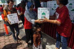 Penyaluran bantuan parsel jemaat Gbi Rock Tulungagung