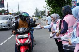 Srikandi PLN Babel bagikan takjil dan kurma di bulan Ramadhan