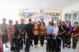Pemkot salurkan 100 unit kursi roda untuk penyandang disabilitas fisik