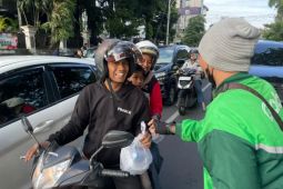Mitra Grab bagikan ratusan takjil di Semarang