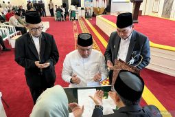 Bupati Bogor tunaikan zakat, ajak ASN salurkan melalui Baznas