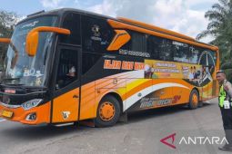 Polres Batang Hari iringi bus mudik besamo