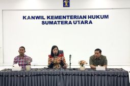 Kabag TU Kanwil Kemenkum Sumut berikan srahan kepada P3K dan PPNPN ansipasi WFA