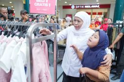 Khofifah dampingi siswa berkebutuhan khusus di Madiun belanja baju Lebaran
