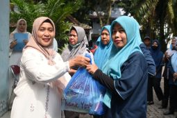 DWP Unimed bagikan 256 paket Sedekah Ramadan untuk tenaga kebersihan