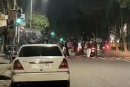 Polisi buru remaja diduga gangster bawa sajam di Surabaya