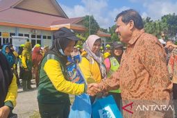 Pemkot Pangkalpinang salurkan beras dan kerupuk bantu petugas kebersihan